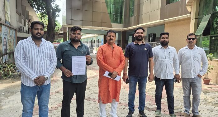 Jamshedpur yuva sangh : जमशेदपुर में बढ़ते अपराध और नशाखोरी के विरोध में संयुक्त युवा संघ ने खोला मोर्चा, एसएसपी को सौंपा ज्ञापन, 7 दिनों का दिया अल्टीमेटम