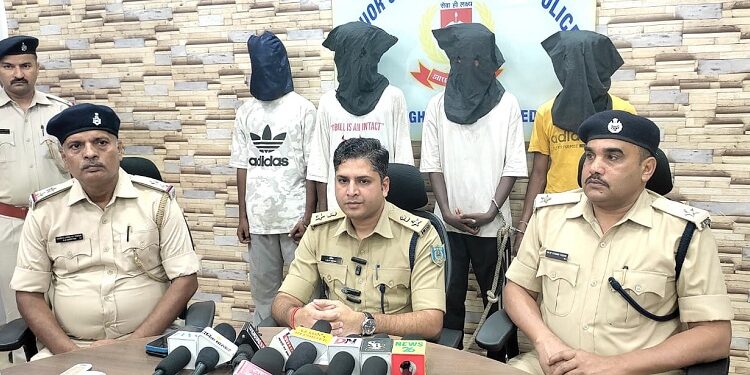 Jamshedpur police action : कदमा फायरिंग मामले का पुलिस किया खुलासा, हिस्ट्रीशीटर सहित चार गिरफ्तार, पिस्तौल व खोखा बरामद, देखिए – video Jamshedpur police action : कदमा फायरिंग मामले का पुलिस किया खुलासा, हिस्ट्रीशीटर सहित चार गिरफ्तार, पिस्तौल व खोखा बरामद, देखिए – video