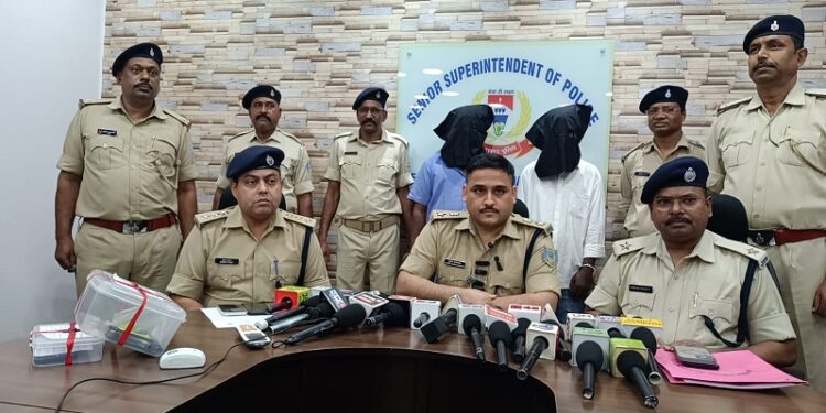 Jamshedpur police action : बागबेड़ा में हथियार और जिंदा कारतूस के साथ हिस्ट्रीशीटर सहित दो गिरफ्तार, आपराधिक घटना को अंजाम देने के लिए बना रहे थे योजना Jamshedpur police action : बागबेड़ा में हथियार और जिंदा कारतूस के साथ हिस्ट्रीशीटर सहित दो गिरफ्तार, आपराधिक घटना को अंजाम देने के लिए बना रहे थे योजना