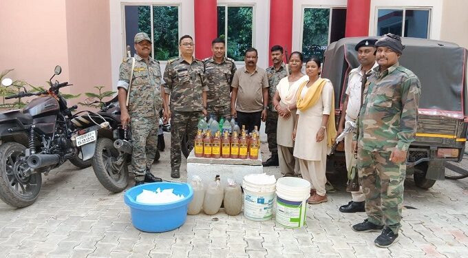 Jamshedpur excise department action – मुहर्रम को लेकर उत्पाद विभाग ने सीतारामडेरा व बर्मामाइंस में की छापेमारी, अवैध शराब के साथ एक गिरफ्तार Jamshedpur excise department action – मुहर्रम को लेकर उत्पाद विभाग ने सीतारामडेरा व बर्मामाइंस में की छापेमारी, अवैध शराब के साथ एक गिरफ्तार