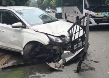 Jamshedpur accident – गोलमुरी में अनियंत्रित कार डिवाइडर से टकरायी, बड़ा हादसा टला