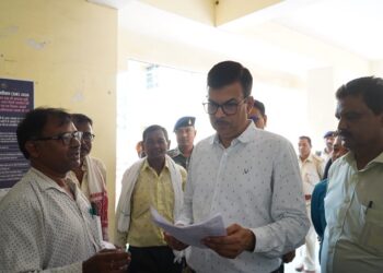 Jamshedpur dc inspection : जमशेदपुर के उपायुक्त ने गोलमुरी-सह-जुगसलाई एवं पोटका प्रखंड-अंचल कार्यालयों का किया निरीक्षण, पंजी संधारण, राजस्व एवं विकास कार्यों की जांच कर दिए आवश्यक निर्देश, जनसमस्याओं के त्वरित निष्पादन पर दिया जोर