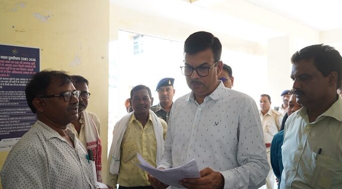 Jamshedpur dc inspection : जमशेदपुर के उपायुक्त ने गोलमुरी-सह-जुगसलाई एवं पोटका प्रखंड-अंचल कार्यालयों का किया निरीक्षण, पंजी संधारण, राजस्व एवं विकास कार्यों की जांच कर दिए आवश्यक निर्देश, जनसमस्याओं के त्वरित निष्पादन पर दिया जोर