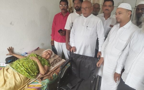 Jamshedpur mla saryu roy helping hand : कूल्हे के मरीज को जमशेदपुर के विधायक सरयू राय ने दिया व्हील चेयर, मुस्लिम महिला ने दी दुआएं