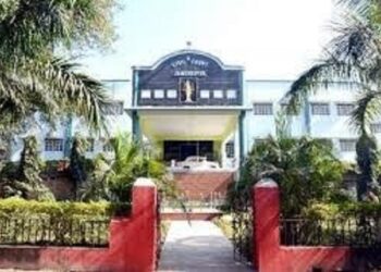 Jamshedpur court big order : जमशेदपुर कोर्ट का बड़ा फैसला, बिष्टुपुर टीएम ज्वेलर्स के मालिक मिलन अडेसरा, भतीजे समेत अन्य पर चलेगा हत्या का मुकदमा, 19 साल की लड़ाई के बाद हत्या के मामले को माना सही, सेवानिवृत पुलिस पदाधिकारी सकलदेव राम पर सेवा में रहते लगे थे गंभीर आरोप, यह है पूरा मामला