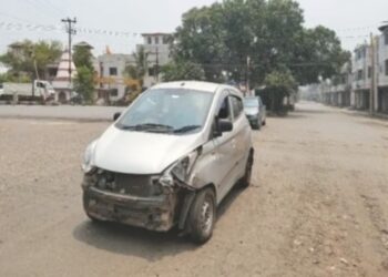 Saraikela accident : गम्हरिया में तेज रफ्तार हाइवा ने कार को मारी टक्कर, कार क्षतिग्रस्त