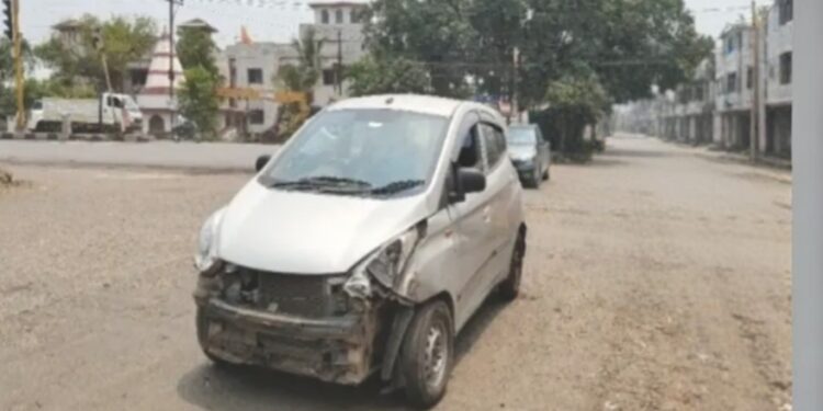 Saraikela accident : गम्हरिया में तेज रफ्तार हाइवा ने कार को मारी टक्कर, कार क्षतिग्रस्त