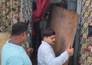 Jamshedpur encroachment : कदमा में टाटा स्टील के क्वार्टर को विरोध के बावजूद कराया गया खाली, ट्रैफिक पुलिसकर्मी पर ढाई साल से अवैध कब्जा का आरोप