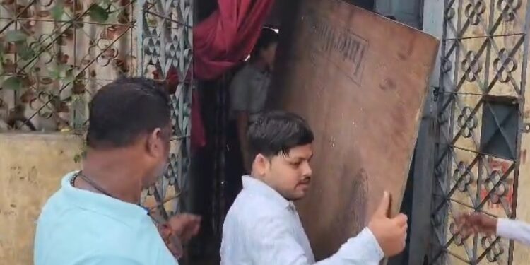 Jamshedpur encroachment : कदमा में टाटा स्टील के क्वार्टर को विरोध के बावजूद कराया गया खाली, ट्रैफिक पुलिसकर्मी पर ढाई साल से अवैध कब्जा का आरोप Jamshedpur encroachment : कदमा में टाटा स्टील के क्वार्टर को विरोध के बावजूद कराया गया खाली, ट्रैफिक पुलिसकर्मी पर ढाई साल से अवैध कब्जा का आरोप