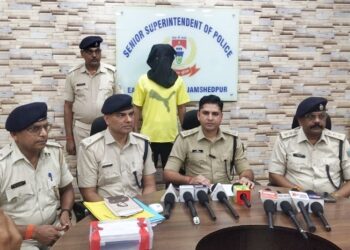 Jamshedpur police action – आजादनगर फायरिंग मामले में मुख्य आरोपी गिरफ्तार, पिस्तौल व जिंदा कारतूस बरामद