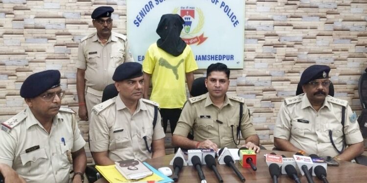 Jamshedpur police action – आजादनगर फायरिंग मामले में मुख्य आरोपी गिरफ्तार, पिस्तौल व जिंदा कारतूस बरामद
