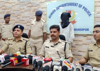 Jamshedpur police encounter : टेल्को के इनकाउंटर में दो हिस्ट्रीशीटर गिरफ्तार, फर्जी नंबर प्लेट, सोने की चेन, पिस्तौल, मैगजीन और बाइक बरामद, देखिये – video, यह है इनकाउंटर की पूरी कहानी, देखिये – video