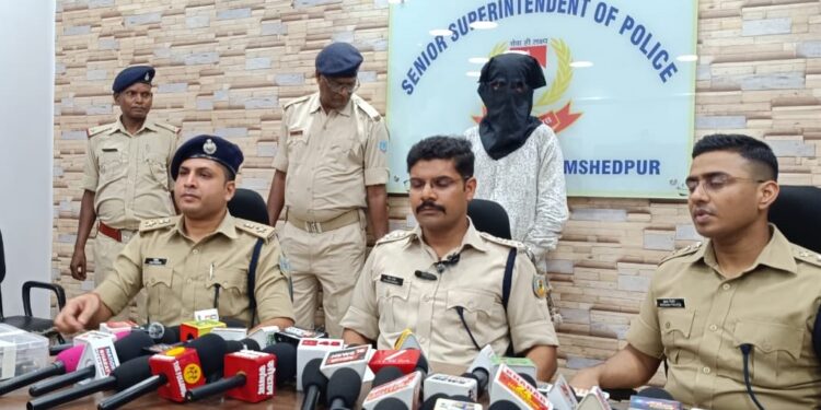 Jamshedpur police encounter : टेल्को के इनकाउंटर में दो हिस्ट्रीशीटर गिरफ्तार, फर्जी नंबर प्लेट, सोने की चेन, पिस्तौल, मैगजीन और बाइक बरामद, देखिये – video, यह है इनकाउंटर की पूरी कहानी, देखिये – video