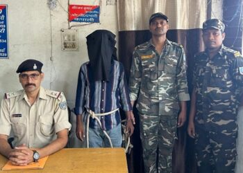 Jamshedpur border area police success : कपाली मेडिकल दुकान फायरिंग मामले में फरार आरोपी गिरफ्तार, लूट, चोरी, रंगदारी सहित कई मामले का है आरोपी Jamshedpur border area police success : कपाली मेडिकल दुकान फायरिंग मामले में फरार आरोपी गिरफ्तार, लूट, चोरी, रंगदारी सहित कई मामले का है आरोपी