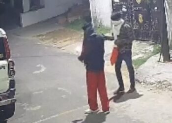 Jharkhand rss office attack – रांची में आरएसएस कार्यालय पर बमबारी, घटना सीसीटीवी में कैद, देखिए – video Jharkhand rss office attack – रांची में आरएसएस कार्यालय पर बमबारी, घटना सीसीटीवी में कैद, देखिए – video