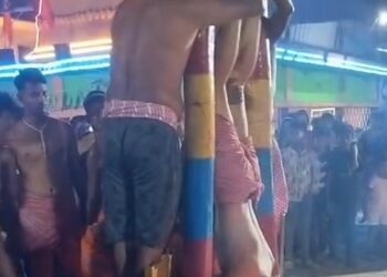 Jamshedpur rural chadak puja : चाकुलिया के चंडेश्वर शिव मंदिर में पांच दिवसीय चड़क पूजा का हुआ शुभारंभ, दहकते आग पर झूले भक्त, देखिए – video Jamshedpur rural chadak puja : चाकुलिया के चंडेश्वर शिव मंदिर में पांच दिवसीय चड़क पूजा का हुआ शुभारंभ, दहकते आग पर झूले भक्त, देखिए – video