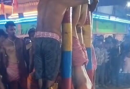 Jamshedpur rural chadak puja : चाकुलिया के चंडेश्वर शिव मंदिर में पांच दिवसीय चड़क पूजा का हुआ शुभारंभ, दहकते आग पर झूले भक्त, देखिए – video Jamshedpur rural chadak puja : चाकुलिया के चंडेश्वर शिव मंदिर में पांच दिवसीय चड़क पूजा का हुआ शुभारंभ, दहकते आग पर झूले भक्त, देखिए – video