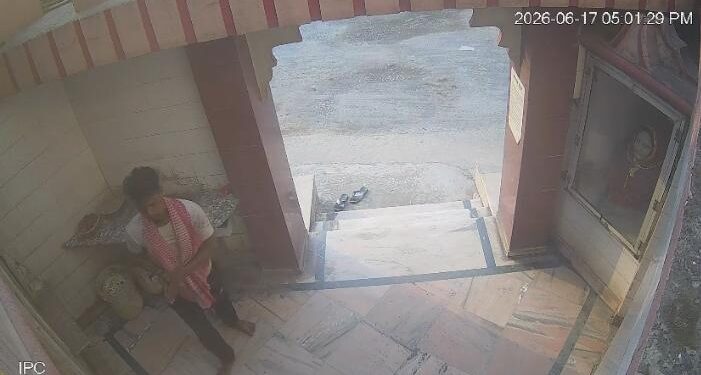 Jamshedpur jugsalai mandir theft : जुगसलाई में शिव मंदिर में घुसकर चोरों ने चुराये शिवलिंग में लगे तांबे के सांप, नल भी चुरा ले गये, पूरी घटना सीसीटीवी में कैद, देखिये – video Jamshedpur jugsalai mandir theft : जुगसलाई में शिव मंदिर में घुसकर चोरों ने चुराये शिवलिंग में लगे तांबे के सांप, नल भी चुरा ले गये, पूरी घटना सीसीटीवी में कैद, देखिये – video