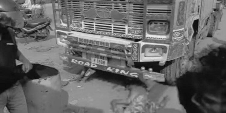 Saraikela chandil accident – चांडिल में अनियंत्रित ट्रक ने एक शख्स को कुचलते हुए कई वाहनों को चपेट में लिया, एक की मौत, दो घायल Saraikela chandil accident – चांडिल में अनियंत्रित ट्रक ने एक शख्स को कुचलते हुए कई वाहनों को चपेट में लिया, एक की मौत, दो घायल