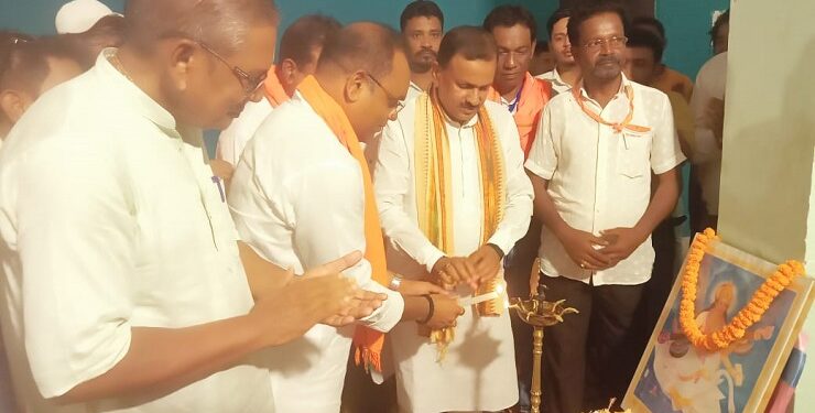 Jamshedpur rural felicitation program : चाकुलिया में भाजपा के पूर्व प्रदेश अध्यक्ष डॉ दिनेशानंद गोस्वामी की ओर से प्रतिभा सम्मान समारोह आयोजित, मुख्य अतिथि ने कहा – विद्यार्थी एक लक्ष्य को लेकर आगे बढ़े, सफलता जरूर मिलेगी
