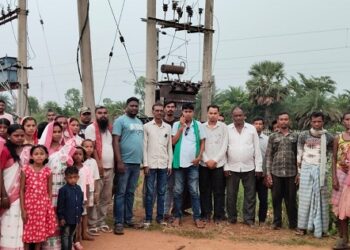 Jamshedpur rural : चाकुलिया के धोबाशोल में लगा 25 केवी ट्रांसफार्मर, ग्रामीणों में हर्ष