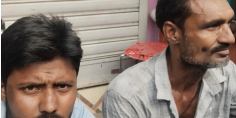 Saraikela thief caught : सरायकेला में आभूषण दुकान में चोरी की कोशिश नाकाम, दो गिरफ्तार Saraikela thief caught : सरायकेला में आभूषण दुकान में चोरी की कोशिश नाकाम, दो गिरफ्तार