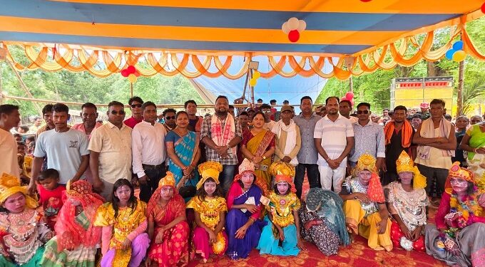 West singhbhum – बाइपी के हिजिया में छऊ नृत्य का भव्य आयोजन, सन्नी उरांव ने कहा – छऊ कलाकारों को मिलेगा हरसंभव सहयोग