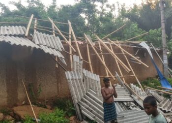 Jamshepdur rural Storm effect: जादूगोड़ा के धोबनी में आंधी-तूफान ने मचायी तबाही, दो घरों की एस्बेस्टस की छत उड़ी