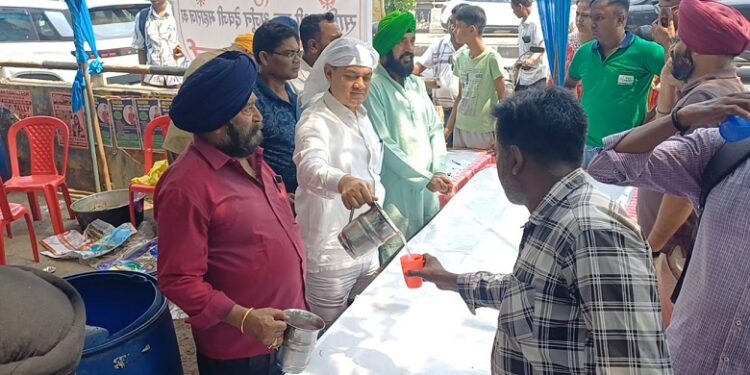 saraikela sikh samaj : गुरु अर्जुन देव जी के शहीदी दिवस पर आदित्यपुर में लगा छबील, पुरेंद्र ने कहा – गुरु अर्जुन देव जी का शहीदी दिवस हमें साहस, धैर्य और सत्य के लिए संघर्ष करने की प्रेरणा देता है saraikela sikh samaj : गुरु अर्जुन देव जी के शहीदी दिवस पर आदित्यपुर में लगा छबील, पुरेंद्र ने कहा – गुरु अर्जुन देव जी का शहीदी दिवस हमें साहस, धैर्य और सत्य के लिए संघर्ष करने की प्रेरणा देता है