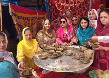 Jamshedpur sikh – सोनारी में गुरु अर्जन देव जी के शहादत दिवस पर लगा छबील, मीठे जल व चने का किया गया वितरण Jamshedpur sikh – सोनारी में गुरु अर्जन देव जी के शहादत दिवस पर लगा छबील, मीठे जल व चने का किया गया वितरण