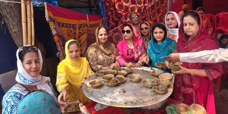 Jamshedpur sikh – सोनारी में गुरु अर्जन देव जी के शहादत दिवस पर लगा छबील, मीठे जल व चने का किया गया वितरण