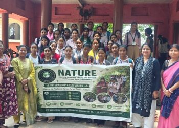 Jamshedpur study tour – राजनीति शास्त्र की छात्राओं ने किया आंगनबाड़ी केंद्र का शैक्षणिक भ्रमण, जमीनी स्तर की योजनाओं का लिया व्यावहारिक ज्ञान Jamshedpur study tour – राजनीति शास्त्र की छात्राओं ने किया आंगनबाड़ी केंद्र का शैक्षणिक भ्रमण, जमीनी स्तर की योजनाओं का लिया व्यावहारिक ज्ञान