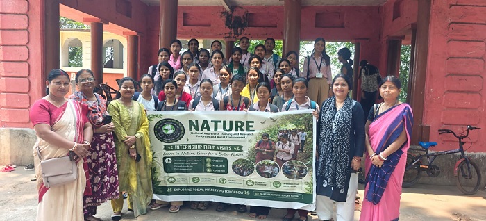Jamshedpur study tour – राजनीति शास्त्र की छात्राओं ने किया आंगनबाड़ी केंद्र का शैक्षणिक भ्रमण, जमीनी स्तर की योजनाओं का लिया व्यावहारिक ज्ञान Jamshedpur study tour – राजनीति शास्त्र की छात्राओं ने किया आंगनबाड़ी केंद्र का शैक्षणिक भ्रमण, जमीनी स्तर की योजनाओं का लिया व्यावहारिक ज्ञान