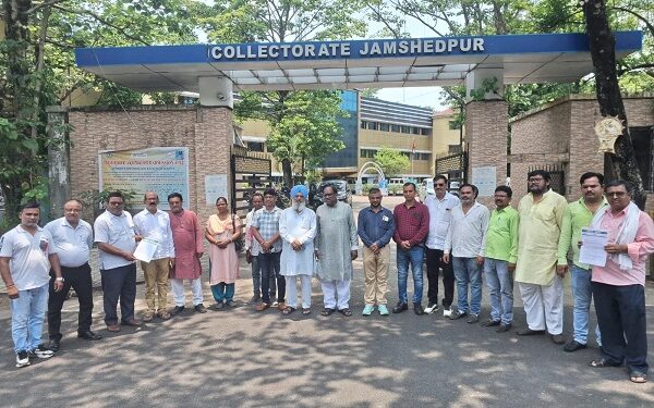 Jamshedpur jdu : जमशेदपुर में जदयू ने उपायुक्त को सौंपा जनसमस्याओं के समाधान एवं नागरिक सुविधाओं के सुदृढ़ीकरण को लेकर ज्ञापन, सौंपी फेहरिश्त