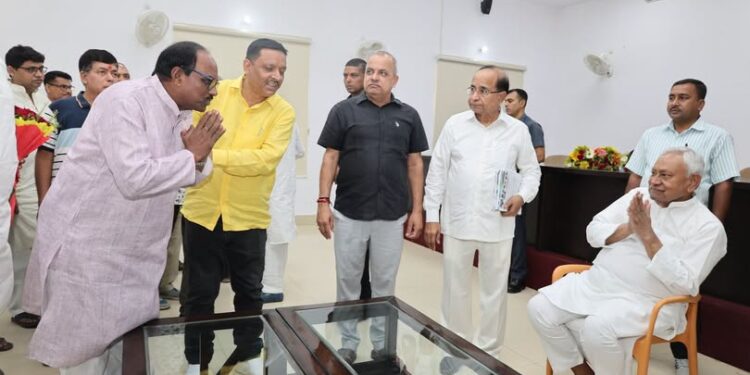 Jamshedpur jdu : जदयू के राष्ट्रीय अध्यक्ष व बिहार के पूर्व सीएम नीतिश कुमार से मिले जमशेदपुर के जदयू नेता, कई मुद्दों पर हुई चर्चा Jamshedpur jdu : जदयू के राष्ट्रीय अध्यक्ष व बिहार के पूर्व सीएम नीतिश कुमार से मिले जमशेदपुर के जदयू नेता, कई मुद्दों पर हुई चर्चा