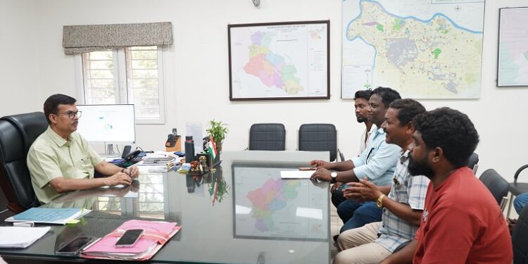 Jamshedpur dc initiative : जमशेदपुर के उपायुक्त ने जन शिकायत निवारण दिवस में सुनी नागरिकों की समस्याएं, 4 दिव्यांगजनों की समस्याओं पर तत्काल संज्ञान लेते हुए दी गयी ई – ट्राइ साइकिल Jamshedpur dc initiative : जमशेदपुर के उपायुक्त ने जन शिकायत निवारण दिवस में सुनी नागरिकों की समस्याएं, 4 दिव्यांगजनों की समस्याओं पर तत्काल संज्ञान लेते हुए दी गयी ई – ट्राइ साइकिल