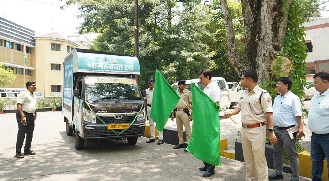 Jamshedpur administration : जमशेदपुर के उपायुक्त एवं वरीय पुलिस अधीक्षक ने नशा मुक्ति जागरूकता वाहन को दिखाई हरी झंडी, कहा – नशे से दूरी ही सुरक्षित और स्वस्थ समाज के लिए जरूरी Jamshedpur administration : जमशेदपुर के उपायुक्त एवं वरीय पुलिस अधीक्षक ने नशा मुक्ति जागरूकता वाहन को दिखाई हरी झंडी, कहा – नशे से दूरी ही सुरक्षित और स्वस्थ समाज के लिए जरूरी