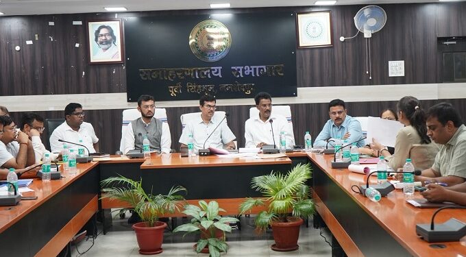 Jamshedpur dc meeting : जमशेदपुर के उपायुक्त ने की जिला योजना समिति की कार्यकारिणी समिति की बैठक, जनप्रतिनिधियों की अनुशंसित 139 जनहितकारी योजनाओं पर हुआ विमर्श, पूर्व स्वीकृत 38 योजनाओं को दी गई स्वीकृति