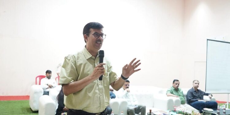 Jamshedpur training program – सिदगोड़ा टाउन हॉल में मतदाता सूची विशेष गहन पुनरीक्षण को लेकर बीएलओ एवं पर्यवेक्षकों का प्रशिक्षण कार्यक्रम आयोजित, उपायुक्त ने कहा : घर-घर सत्यापन एवं मतदाता सूची पुनरीक्षण कार्य में नहीं हो कोई चूक, प्रत्येक पात्र मतदाता का नाम सूची में शामिल करना सुनिश्चित करें
