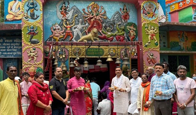 Jamshedpur bjp – पूर्व मंत्री भानुप्रताप शाही और दिनेश कुमार ने रंकिनी मंदिर में की पूजा-अर्चना, प्रदेश व क्षेत्र की सुख-समृद्धि की कामना की