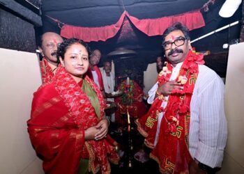 Jharkhand cm in deori mandir : मुख्यमंत्री हेमन्त सोरेन अपनी धर्मपत्नी विधायक कल्पना सोरेन संग दिउड़ी मंदिर पहुंचे, लिया माता रानी का आर्शीवाद Jharkhand cm in deori mandir : मुख्यमंत्री हेमन्त सोरेन अपनी धर्मपत्नी विधायक कल्पना सोरेन संग दिउड़ी मंदिर पहुंचे, लिया माता रानी का आर्शीवाद
