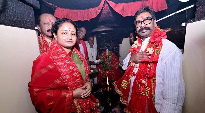 Jharkhand cm in deori mandir : मुख्यमंत्री हेमन्त सोरेन अपनी धर्मपत्नी विधायक कल्पना सोरेन संग दिउड़ी मंदिर पहुंचे, लिया माता रानी का आर्शीवाद Jharkhand cm in deori mandir : मुख्यमंत्री हेमन्त सोरेन अपनी धर्मपत्नी विधायक कल्पना सोरेन संग दिउड़ी मंदिर पहुंचे, लिया माता रानी का आर्शीवाद