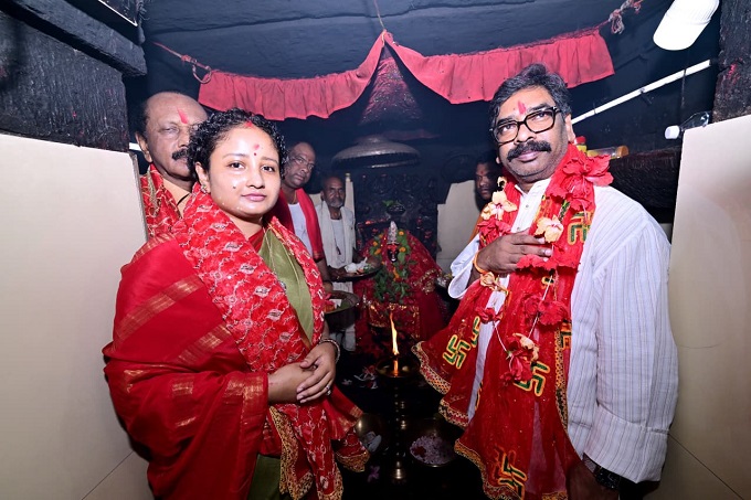 Jharkhand cm in deori mandir : मुख्यमंत्री हेमन्त सोरेन अपनी धर्मपत्नी विधायक कल्पना सोरेन संग दिउड़ी मंदिर पहुंचे, लिया माता रानी का आर्शीवाद