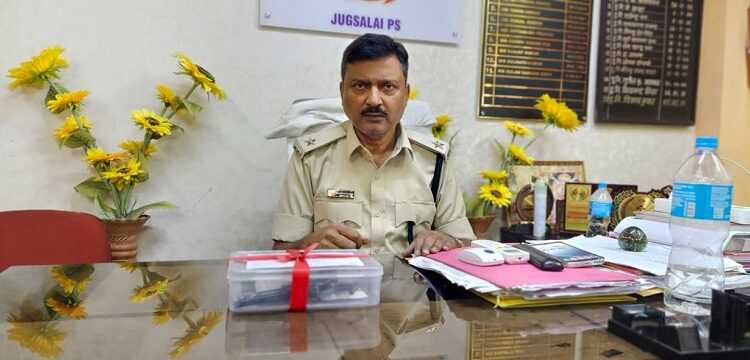 Jamshedpur jugsalai police arresting : जुगसलाई पुलिस ने नाबालिग बालक को एक देशी पिस्तौल और दो कारतूस के साथ किया गिरफ्तार, पहले भी जा चुका है जेल Jamshedpur jugsalai police arresting : जुगसलाई पुलिस ने नाबालिग बालक को एक देशी पिस्तौल और दो कारतूस के साथ किया गिरफ्तार, पहले भी जा चुका है जेल