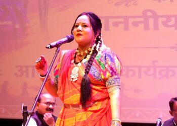 Renowned pandwani artist taruna sahu interview : पंडवानी गायकी को संभाल रही तरूणा साहू, स्वर्गीय प्रधानमंत्री अटल बिहारी वाजपेयी ने भी प्रस्तुति देख की थी सराहना, जानिये एक मां, गायिका और आरपीएफ इन्सपेक्टर की जिम्मेदारियों को बखूबी निभाने वाली तरूणा की कहानी Renowned pandwani artist taruna sahu interview : पंडवानी गायकी को संभाल रही तरूणा साहू, स्वर्गीय प्रधानमंत्री अटल बिहारी वाजपेयी ने भी प्रस्तुति देख की थी सराहना, जानिये एक मां, गायिका और आरपीएफ इन्सपेक्टर की जिम्मेदारियों को बखूबी निभाने वाली तरूणा की कहानी
