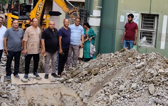 Adityapur colony problem – सहारा गार्डन सिटी व सिंडिकेट के लोगों का धरना सफल, पाइप लाइन बिछाने का काम शुरू