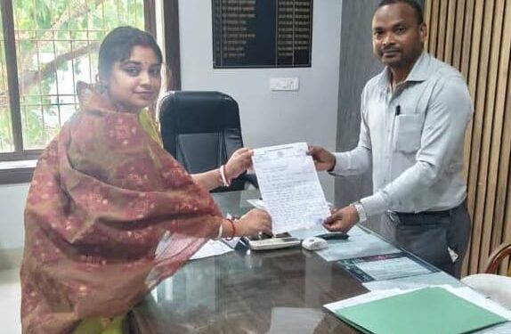 Jamshedpur rural : चाकुलिया नगर पंचायत वार्ड 3 की पार्षद सोनिया दास ने कार्यपालक पदाधिकारी को सौंपा ज्ञापन, वार्ड की समस्याओं से अवगत कराया