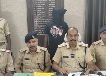 Jamshedpur police success : साकची फायरिंग मामले का आरोपी सीतारामडेरा बस स्टैंड से गिरफ्तार, दुकानदारों को डराने-धमकाने व रंगदारी वसूलने के लिए की थी फायरिंग, देखिए – video Jamshedpur police success : साकची फायरिंग मामले का आरोपी सीतारामडेरा बस स्टैंड से गिरफ्तार, दुकानदारों को डराने-धमकाने व रंगदारी वसूलने के लिए की थी फायरिंग, देखिए – video
