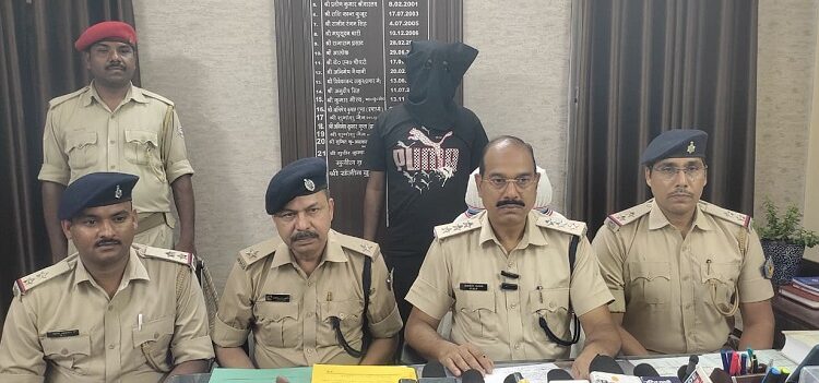 Jamshedpur police success : साकची फायरिंग मामले का आरोपी हाथीघोड़ा मंदिर के पास से गिरफ्तार, दुकानदारों को डराने-धमकाने व रंगदारी वसूलने के लिए की थी फायरिंग, देखिए – video Jamshedpur police success : साकची फायरिंग मामले का आरोपी हाथीघोड़ा मंदिर के पास से गिरफ्तार, दुकानदारों को डराने-धमकाने व रंगदारी वसूलने के लिए की थी फायरिंग, देखिए – video