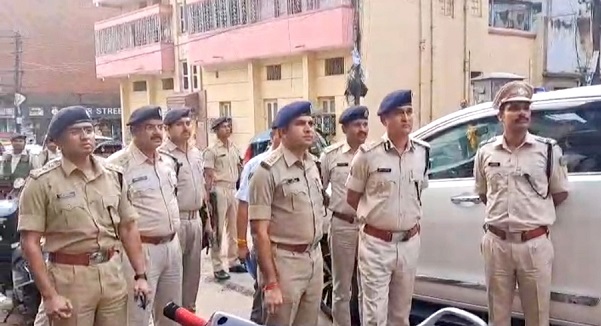 Jamshedpur dd bar murder case adg investigation : बिष्टुपुर के डीडी बार के घटनास्थल को देखने पहुंचे एडीजी, पुलिस की भूमिका और अपराध की सारी क्रोनोलॉजी को समझा, देखिये – video Jamshedpur dd bar murder case adg investigation : बिष्टुपुर के डीडी बार के घटनास्थल को देखने पहुंचे एडीजी, पुलिस की भूमिका और अपराध की सारी क्रोनोलॉजी को समझा, देखिये – video